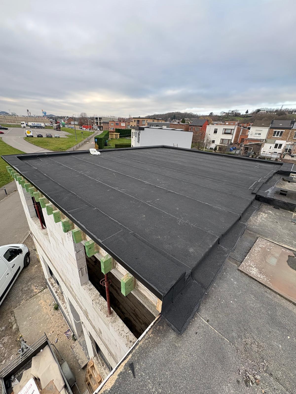 Toit plat en bitume sur une construction neuve