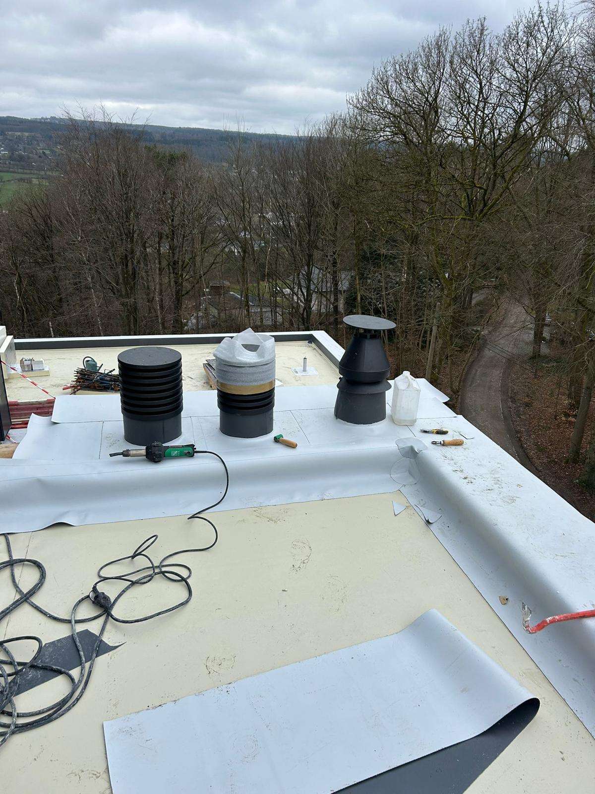 Toit plat en membrane PVC avec sorties de ventilation