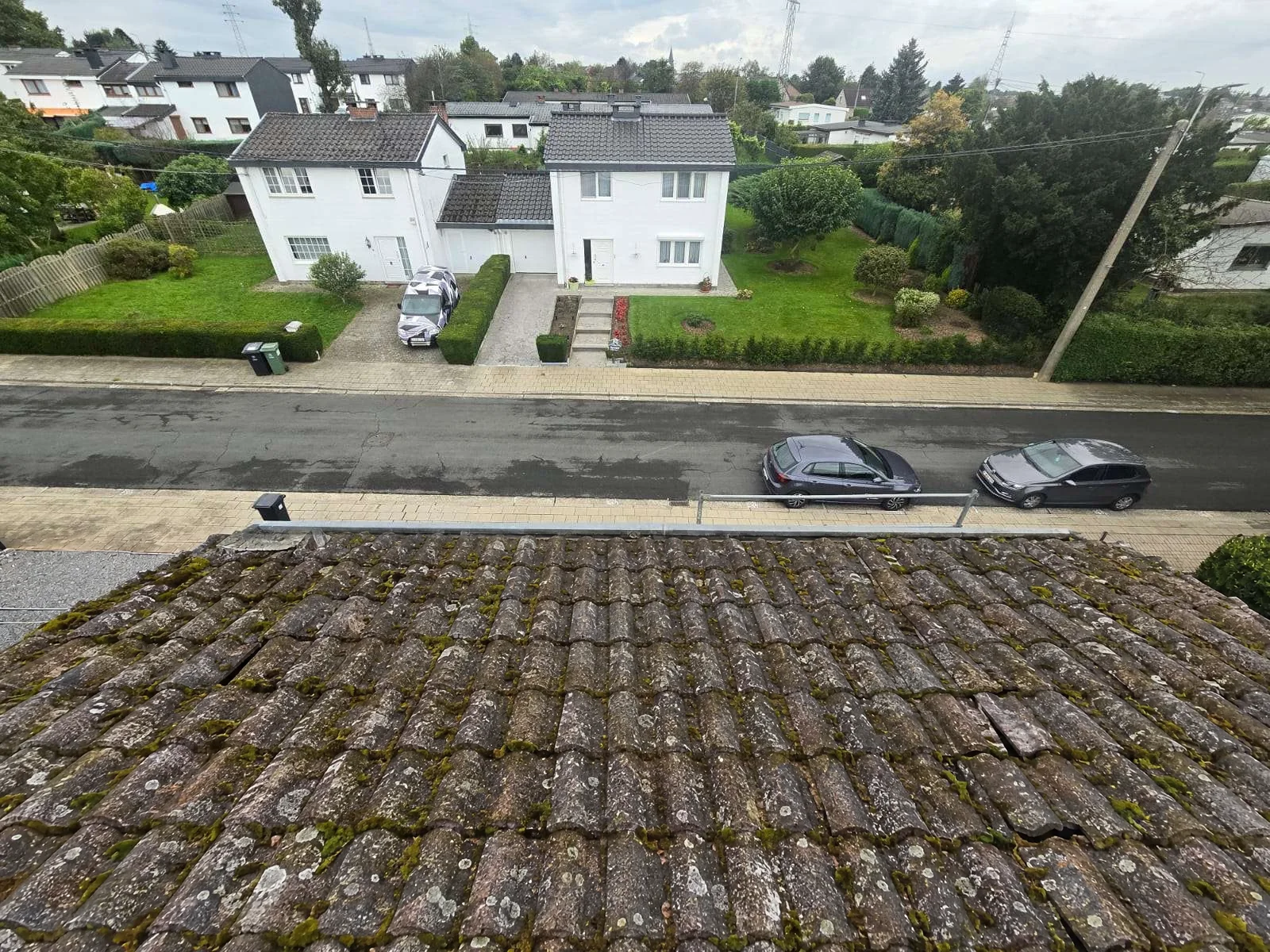 Avant, simulation : le même toit avec des tuiles vieillies et de la mousse